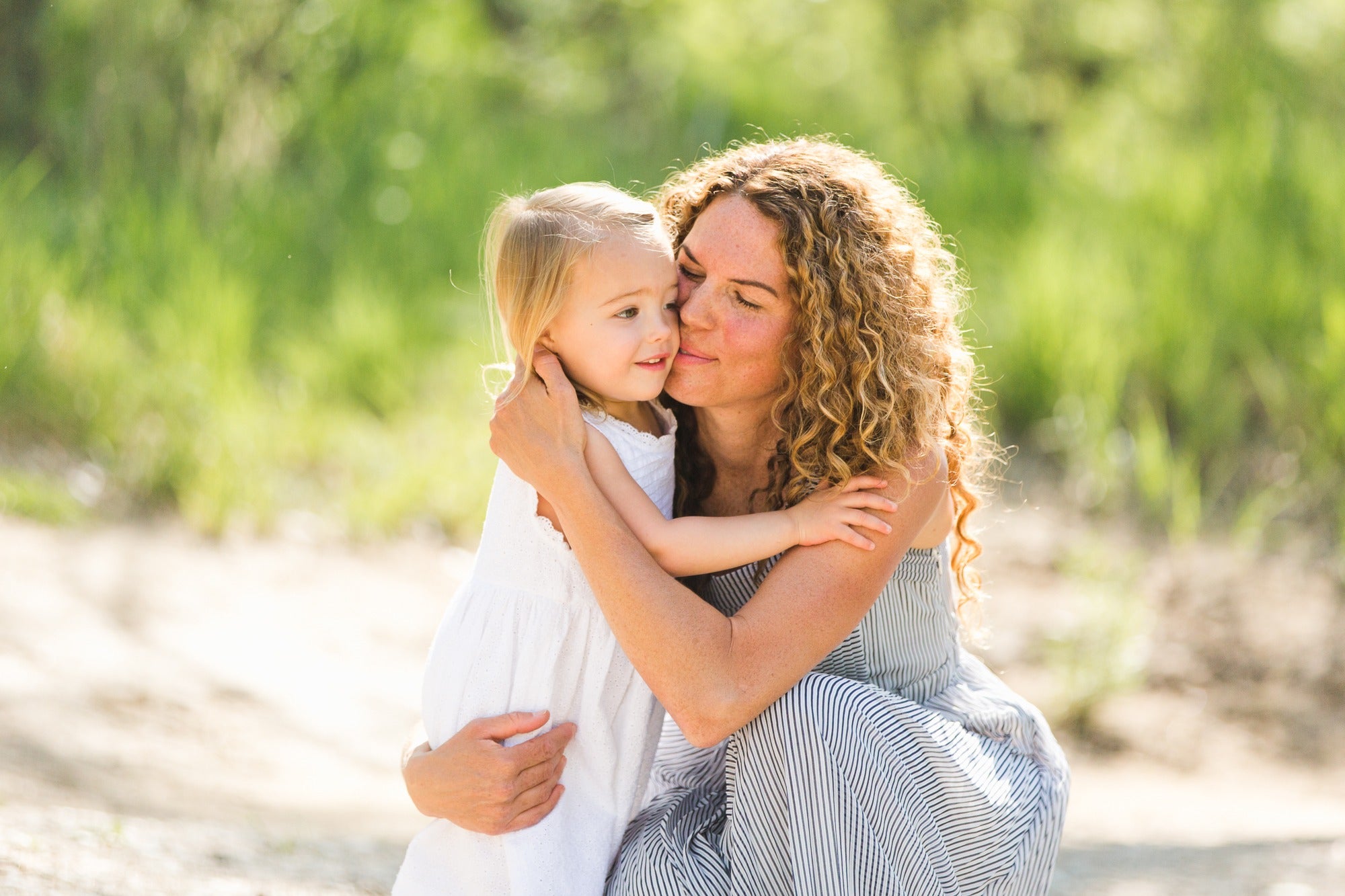 files/mom-daughter-outdoor-family-portrait.jpg